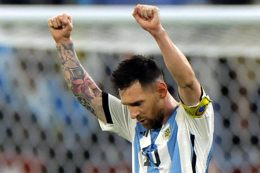 Brazos en alto y puños cerrados de Messi para celebrar la clasificación a cuartos de final del Mundial de Qatar 2022.