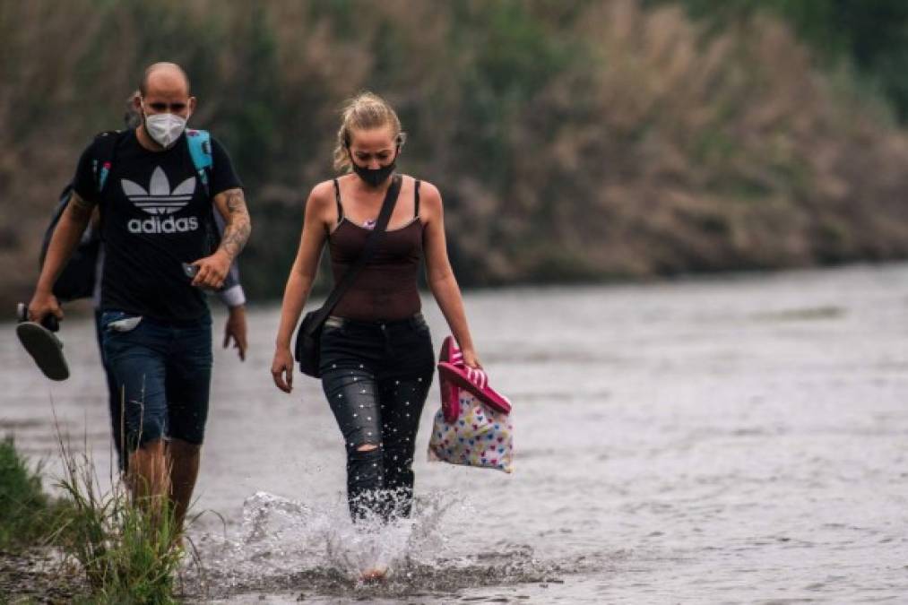 Pese a los esfuerzos del Gobierno de Joe Biden para frenar la crisis migratoria en la frontera sur de Estados Unidos, cientos de indocumentados siguen cruzando a diario desde México, desbordando a las autoridades fronterizas.