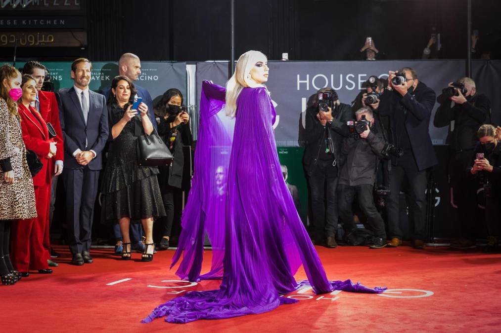 ¡Reina de la extravagancia! Lady Gaga impacta en la alfombra roja con un espectacular vestido