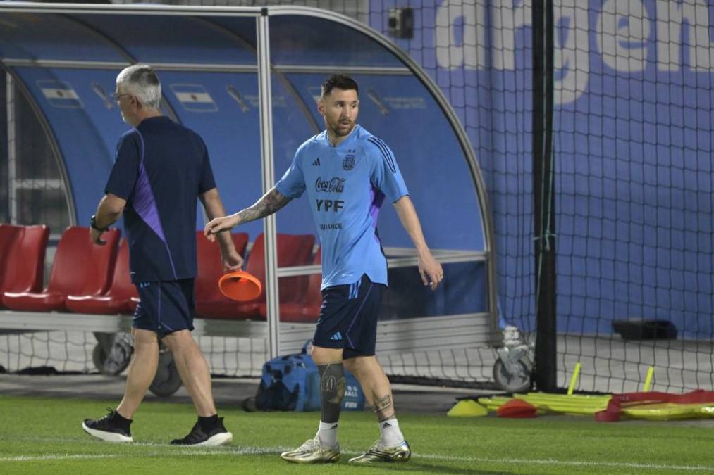 Con un retraso de diez minutos y manteniendo la incertidumbre, Lionel <b>Messi</b> saltó al campo de entrenamiento de la Qatar University para la práctica de este sábado.