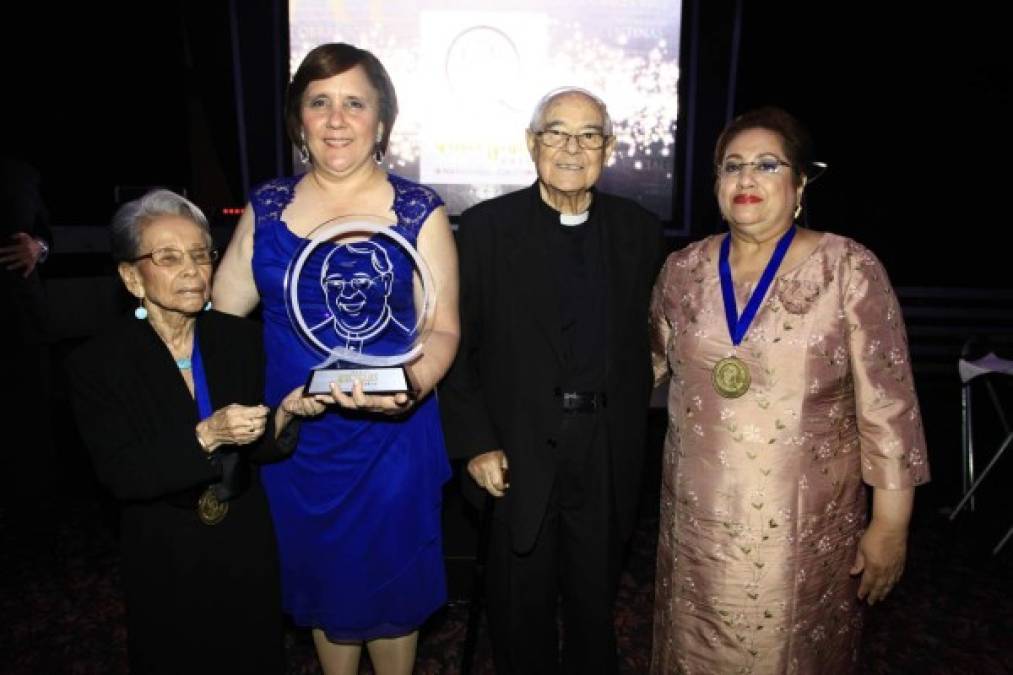 Clementina Martínez; la ganadora del Premio Quetglas, Astrid Ruiz; el querido padre Antonio Quetglas, y Rina Simón.