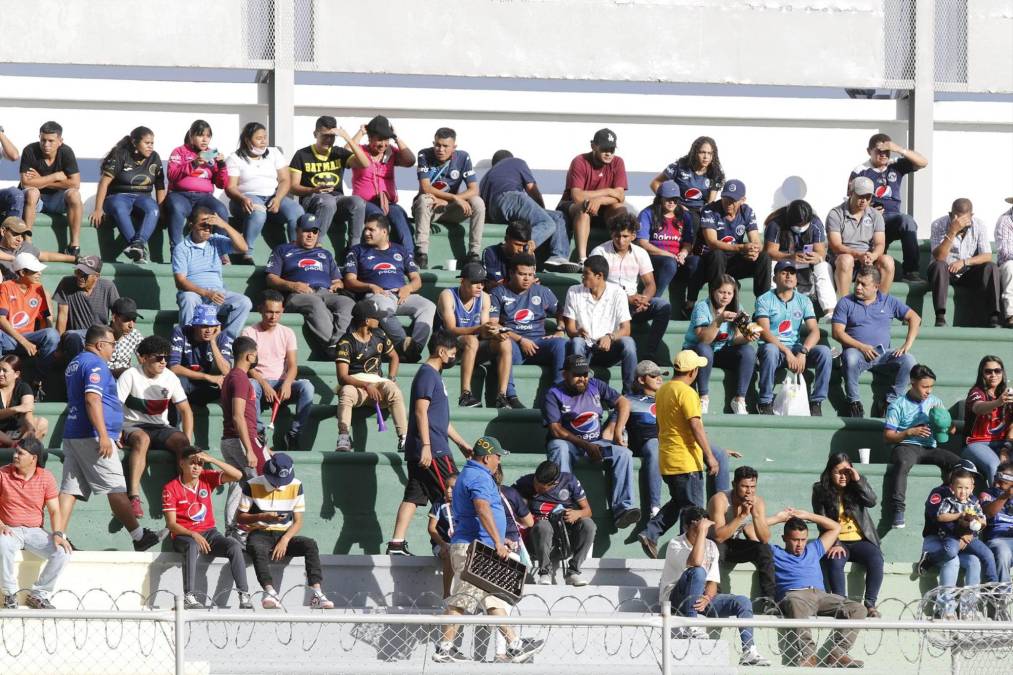 La afición del Motagua llegó al estadio Carlos Miranda de Comayagua para ver al club de sus amores.