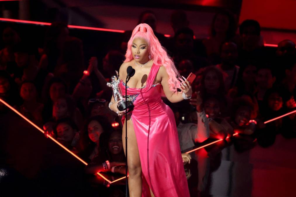 La rapera Nicki Minaj recibió el premio Video Vanguard Award, por haber roto barreras para las mujeres en el hiphop con su versatilidad y arte creativo. La cantante además ganó en la categoría Mejor video de hip por “Do We Have A Problem?” junto a Lil Baby – 