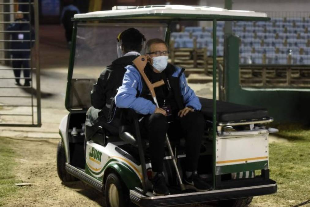 El entrenador de Uruguay, Oscar Washington Tabárez, saliendo del campo al terminar el primer tiempo.