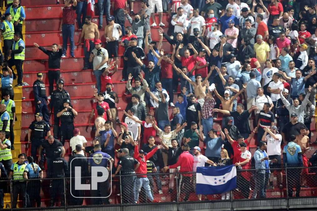 Durante el primer tiempo, aficionados del Olimpia alentaban a su equipo en las gradas del estadio Alejandro Morera Soto y fueron buscados por hinchas del Alajuelense.