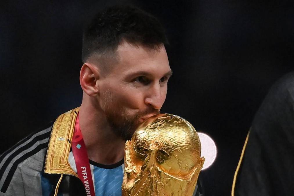 Messi no se pudo contener y le dio un beso a la Copa del Mundo.