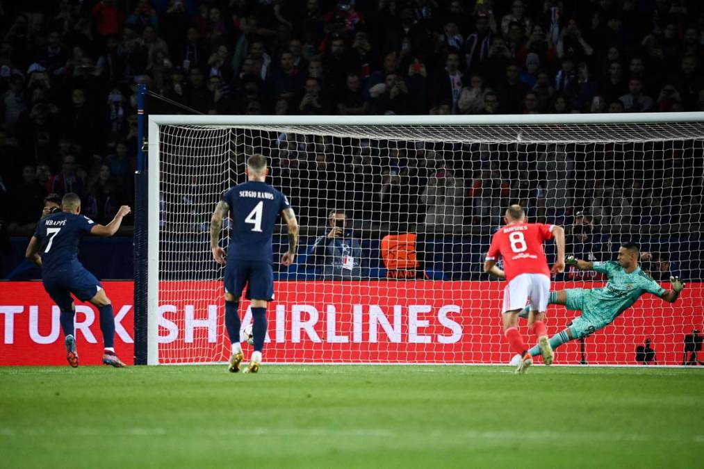 Kylian Mbappé marcó de penal el gol del PSG contra el Benfica en el Parque de los Príncipes.