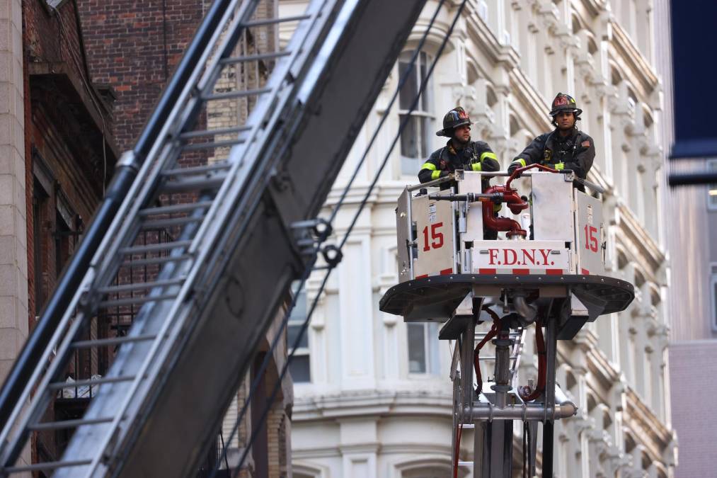 New York (United States), 18/04/2023.- New York City Fire Department firefighters work on ladder trucks at the scene of a parking structure collapse in the Financial District of New York City, New York, USA, 18 April 2023. Fire Department officials have reported three injuries but advised they expect that to increase. (Incendio, Estados Unidos, Nueva York) EFE/EPA/JUSTIN LANE