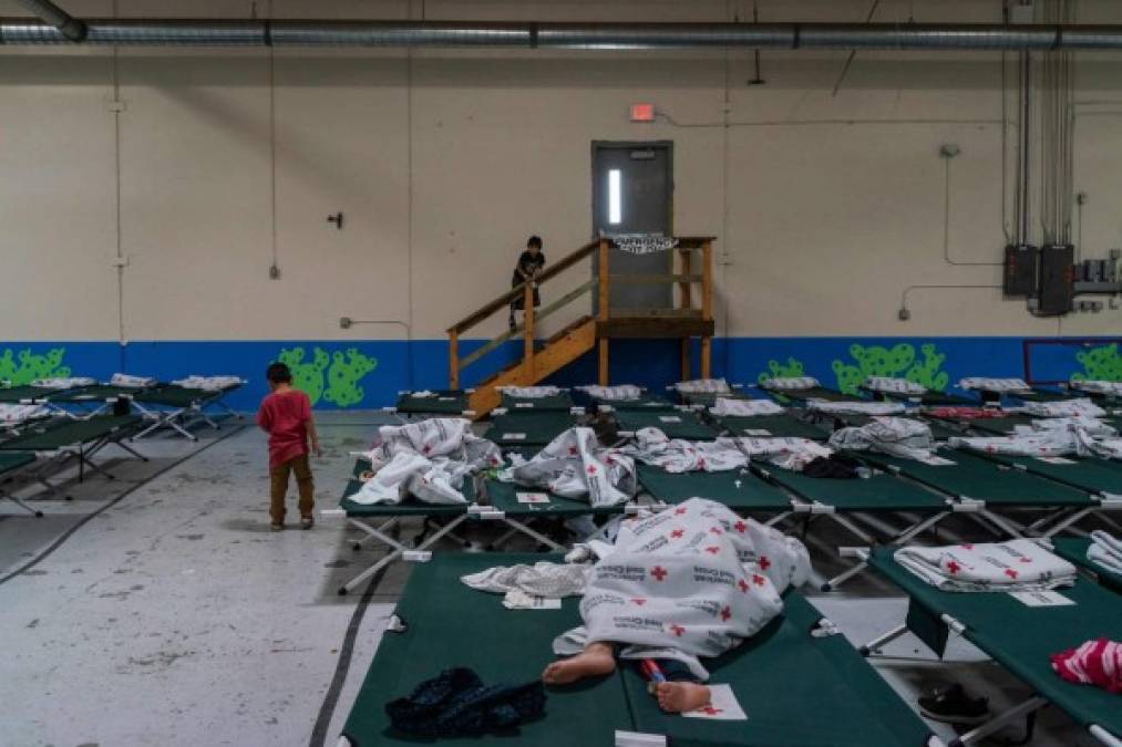 Inmigrantes centroamericanos desbordan centros de detención en EEUU