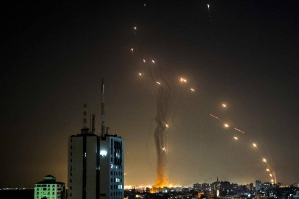 Los grupos palestinos de Gaza dispararon más de 1,000 cohetes hacia Israel desde el lunes por la noche, cuando se intensificaron los enfrentamientos luego de días de disturbios en Jerusalén, informó este miércoles el ejército israelí.