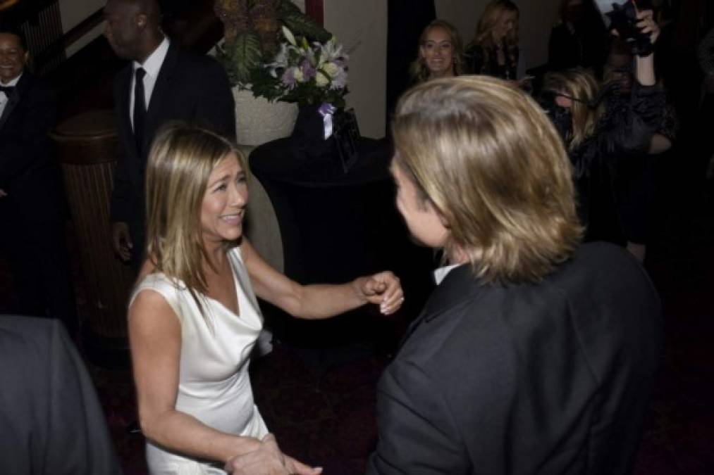 Jennifer Aniston, que estaba muy emocionada tras haber ganado su primer SAG por su actuación en un drama (The Morning Show), no ocultó su felicidad al ver a su ex marido Brad Pitt detrás del escenario.<br/>