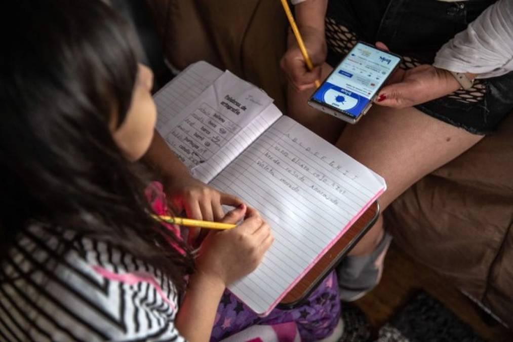 La niña ha estado fuera de la escuela por varias semanas, luego de que las autoridades suspendieran las clases en el estado por la pandemia. La menor no puede recibir las clases en línea que ofrece su escuela ya que no cuenta con internet en su apartamento.