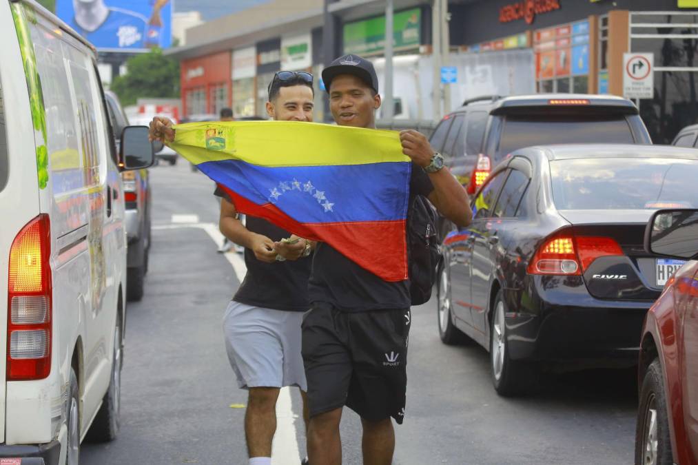 Dolor, amargura y desesperación: Calles de San Pedro Sula, un “refugio” de paso para los venezolanos