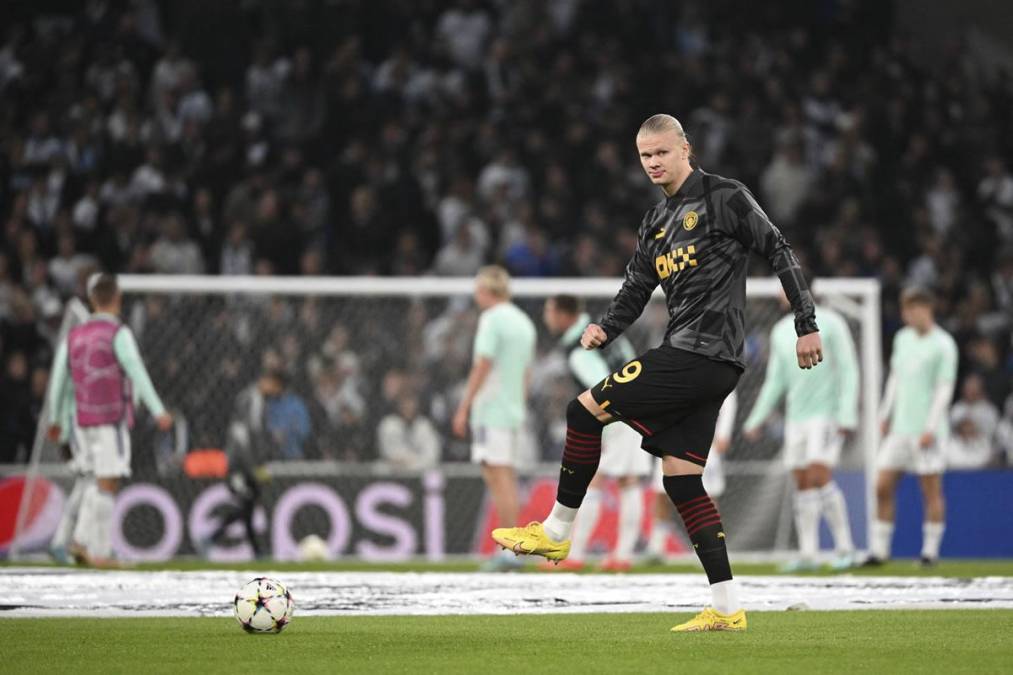 Erling Haaland durante el calentamiento del partido del Manchester City contra el FC Copenhague.