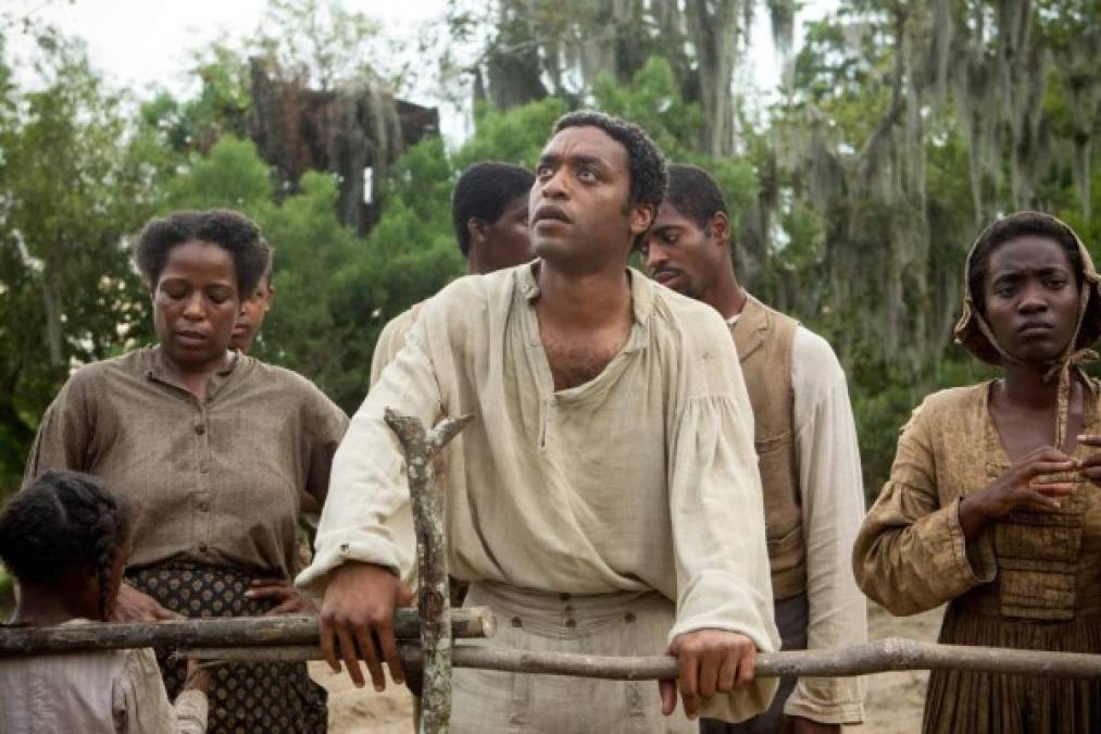 12 años de esclavitud<br/><br/>Basada en un hecho real ocurrido en 1850, narra la historia de Solomon Northup, un culto músico negro que vivía con su familia en Nueva York. Tras tomar una copa con dos hombres, Solomon descubre que ha sido drogado y secuestrado para ser vendido como esclavo en una plantación de Louisiana. Solomon contempla cómo todos a su alrededor sucumben a la violencia y a la desesperación. Pero él decide no rendirse y esperar a que llegue el momento oportuno para recuperar la libertad y volver con su familia. <br/><br/>