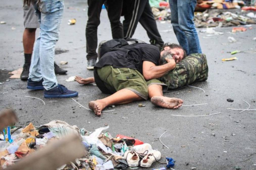 La policía brasileña detuvo a traficantes y usuarios durante una gran operación para desarticular puntos de venta de droga en 'Cracolandia', una zona de Sao Paulo (Brasil), que reúne el mayor número de usuarios de droga de la ciudad. Todavía de madrugada unos 500 agentes entraron en la 'tierra del crac', un área degradada situada en el centro de Sao Paulo y en la que conviven diariamente traficantes y adictos, en su mayoría al crac. Al menos 30 personas fueron detenidas por la policía, que tenía como objetivo cumplir 70 órdenes de búsqueda y aprehensión con el fin de localizar los puntos de venta de droga. EFE/FERNANDO BIZERRA JR