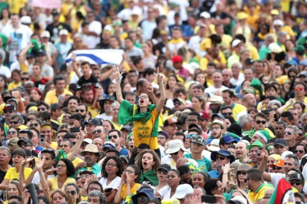 Personas en la toma de posesión del presidente electo, Jair Bolsonaro, frente al Palacio de Planalto, en la ciudad de Brasilia (Brasil).