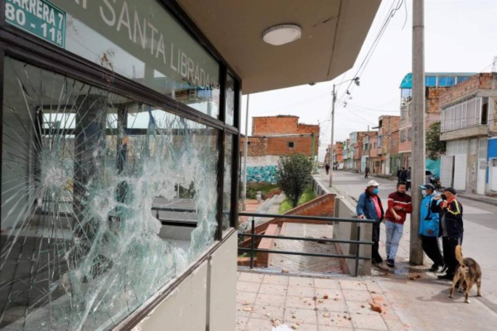 La alcaldesa de Bogotá, Claudia López, calificó de noche 'dolorosa' la vivida en la ciudad por la 'brutal escalada violenta', que sucedió en el séptimo día de protestas contra el Gobierno.