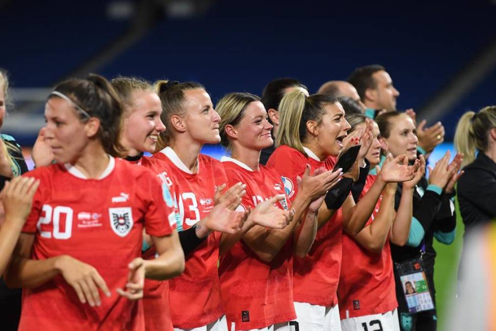 Austria, con dos partidos ganados y uno perdido ante la poderosa Inglaterra, fue suficiente para avanzar a cuartos, tras ser el segundo lugar en el grupo A, con 6 puntos, marcando tres goles a favor y uno en contra. Su rival en cuartos: Alemania.