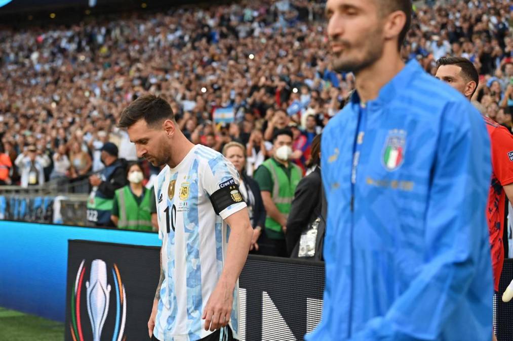 Así de serios salieron los capitanes Messi y Giorgio Chiellini al campo del estadio londinense.