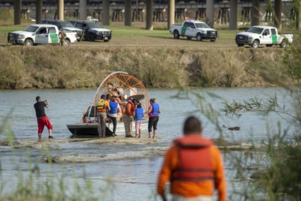 Members of the Beta group of the National Mexican Institute of Migration, dedicated to the protection and defense of the human rights of migrants, rescue Central American migrants who were trying to cross the Rio Bravo, which divides the cities of Eagle Pass, Texas and Piedras Negras, in Coahuila state, Mexico, on February 15, 2019. - Around 1,700 migrants traveling in caravan reached the US-Mexican border last week. (Photo by Julio Cesar AGUILAR / AFP)