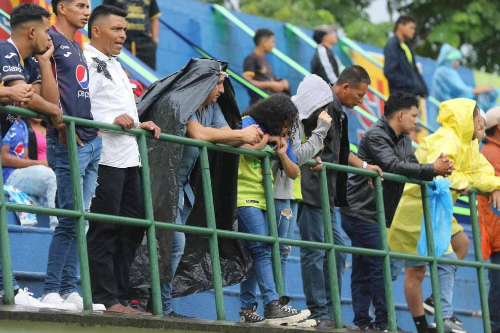 Otros aficionados se las ingeniaron para protegerse de la lluvia en el estadio Juan Ramón Brevé Vargas durante el juego Olancho Fc-Motagua.