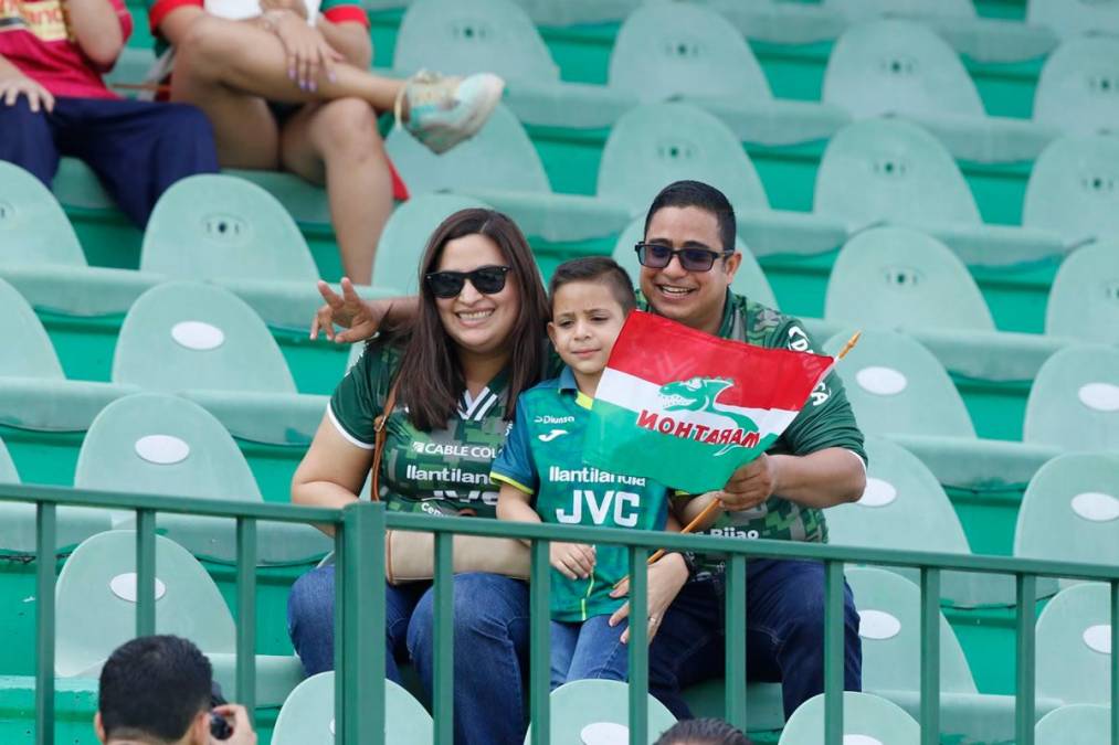 Esta familia verdolaga posando para el lente de Diario La Prensa en el estadio Yankel Rosenthal.