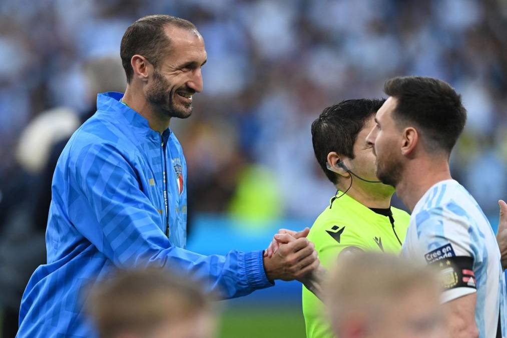 Pero después Messi y Chiellini se saludaron y sonrieron antes del partido.