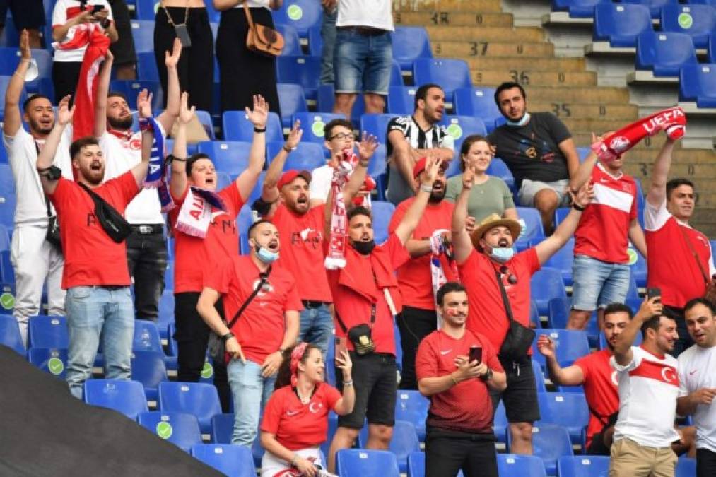 La afición ha estado presente en el juego inaugural de la Euro.