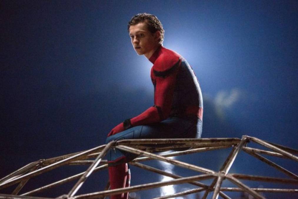 El vídeo también muestra en detalle los nuevos trajes de Spider-Man y a Mysterio. El personaje interpretado por Jake Gyllenhaal tiene una de esas miradas raras que no sabes muy bien si es amigo o enemigo.