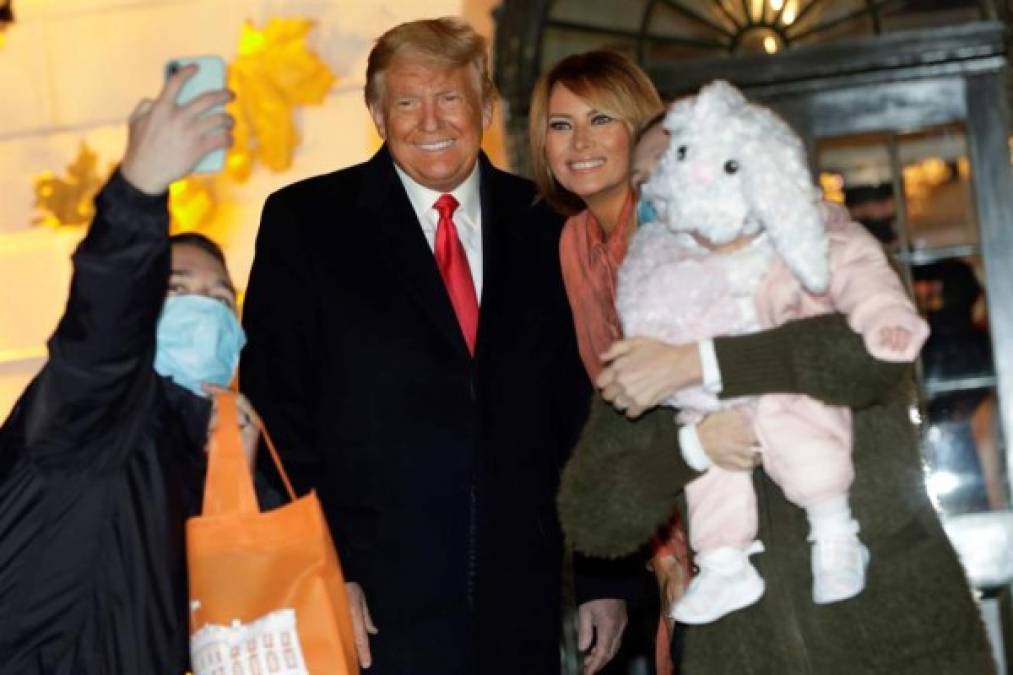Trump y Melania, ambos recuperados del coronavirus, posaron con los niños y las familias de militares durante la tradicional celebración estadounidense.