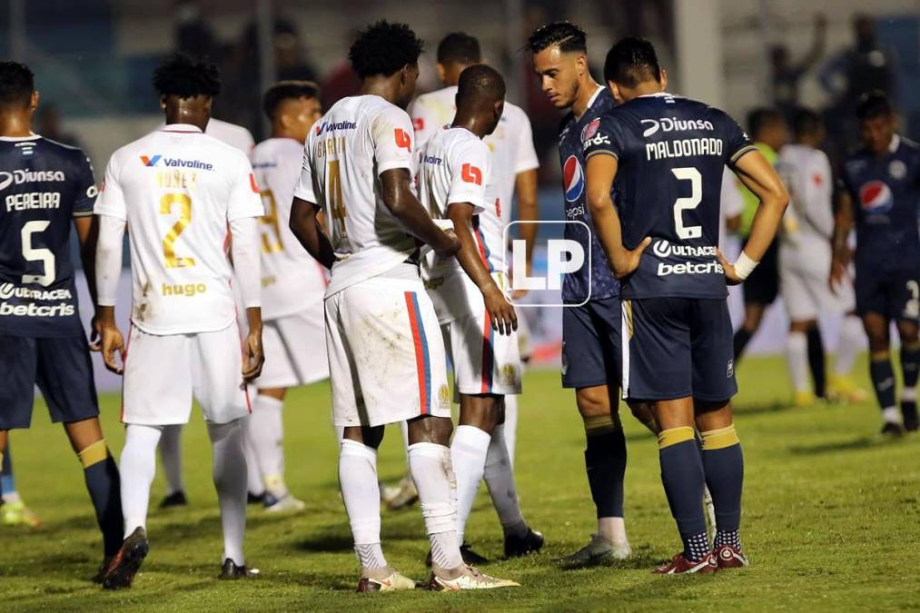 Jugadores de Olimpia y Motagua durante un tiro de esquina.