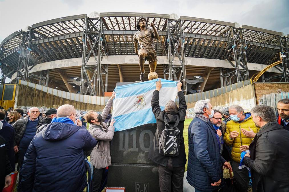 Una escultura erigida en Nápoles evoca al recuerdo del último ídolo napolitano.