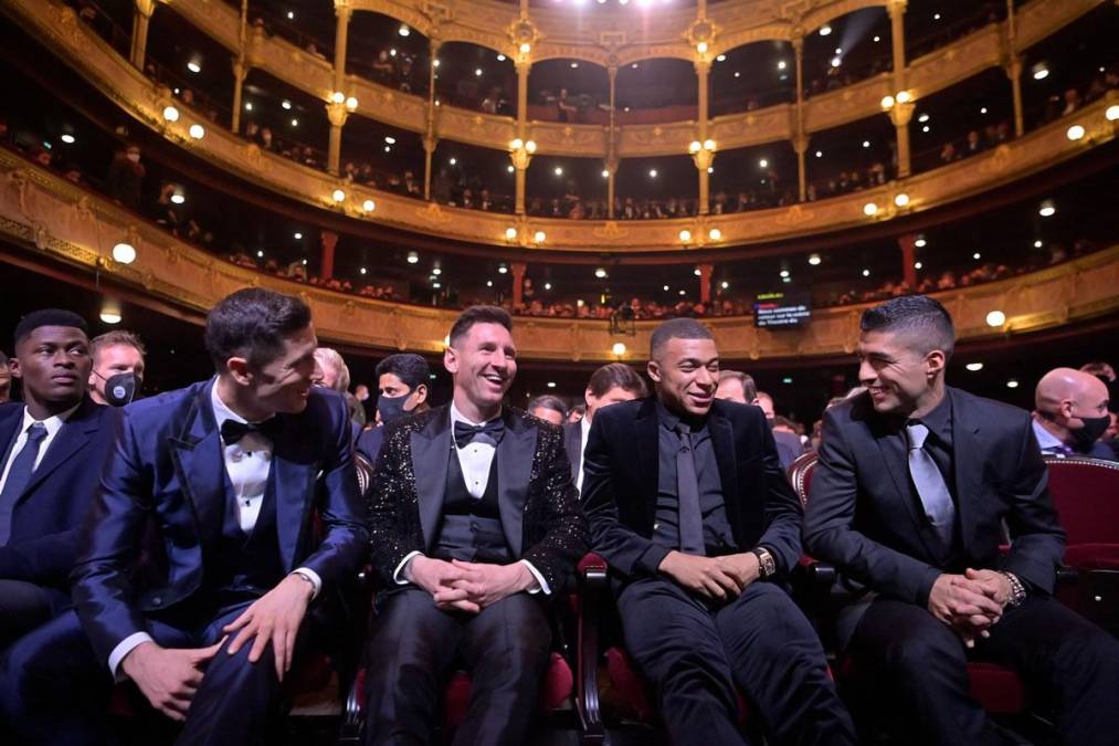 Robert Lewandowski, Lionel Messi, Kylian Mbappé y Luis Suárez riéndose en plena gala del Balón de Oro 2021.