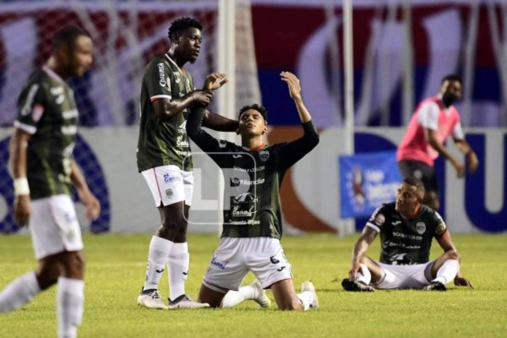 Los jugadores del Marathón celebrando y agradeciendo por el triunfo ante Olimpia.