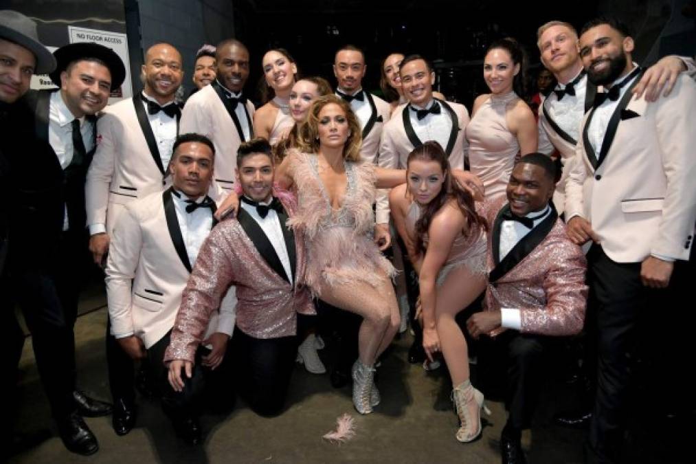 Inspirando junto a Michelle Obama, interpretando en el escenario o solo enamorando en la alfombra roja, JLo se lució en los premios de la Academia de Grabación este domingo 10 de febrero en el Staples Center de Los Ángeles.