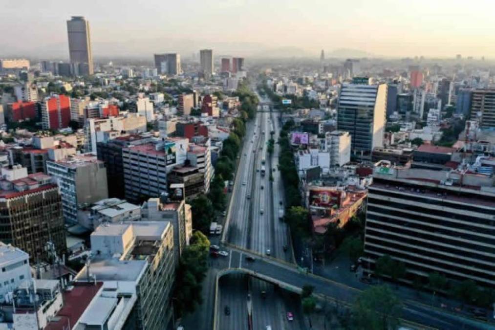 Vista aérea de poco tráfico hoy a lo largo de la autopista Circuito Interior en la Ciudad de México.<br/><br/>