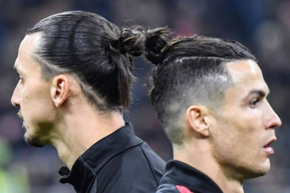 Cristiano e Ibrahimovic saltaron al campo con un look parecido, una cola en el pelo. Foto AFP