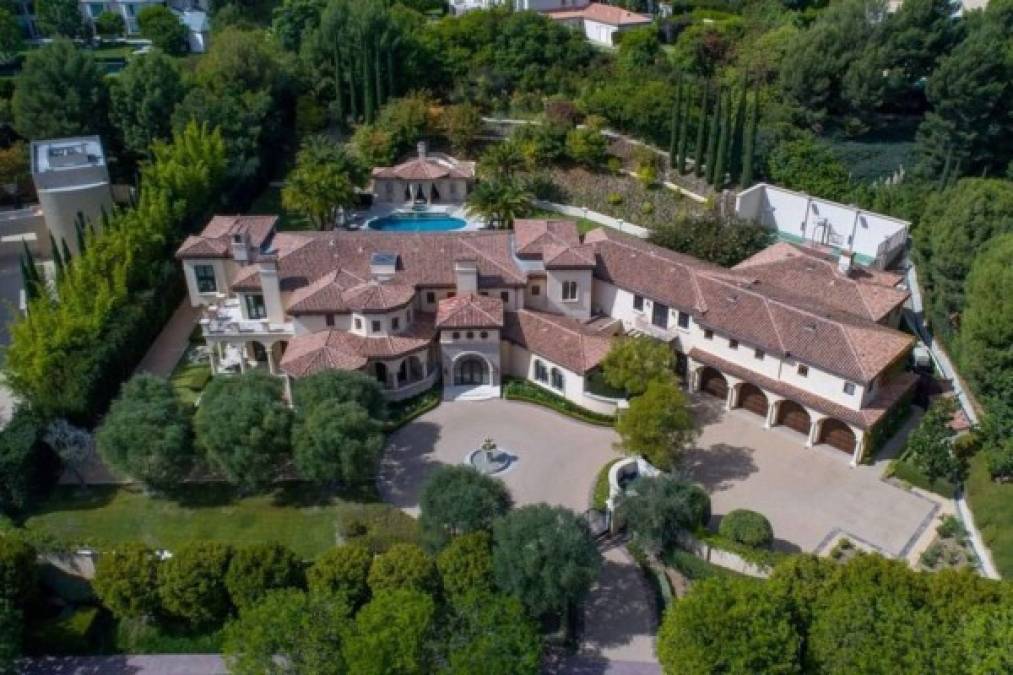 La casa principal tiene siete dormitorios y 10 baños, además de una casa de huéspedes de dos pisos, una cancha deportiva, una piscina y un spa.