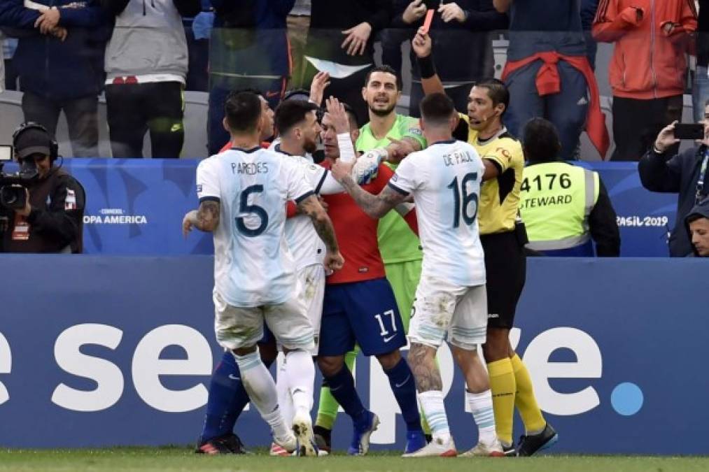 El árbitro paraguayo Mario Díaz expulsó a Gary Medel y a Messi tras la bronca. Foto AFP