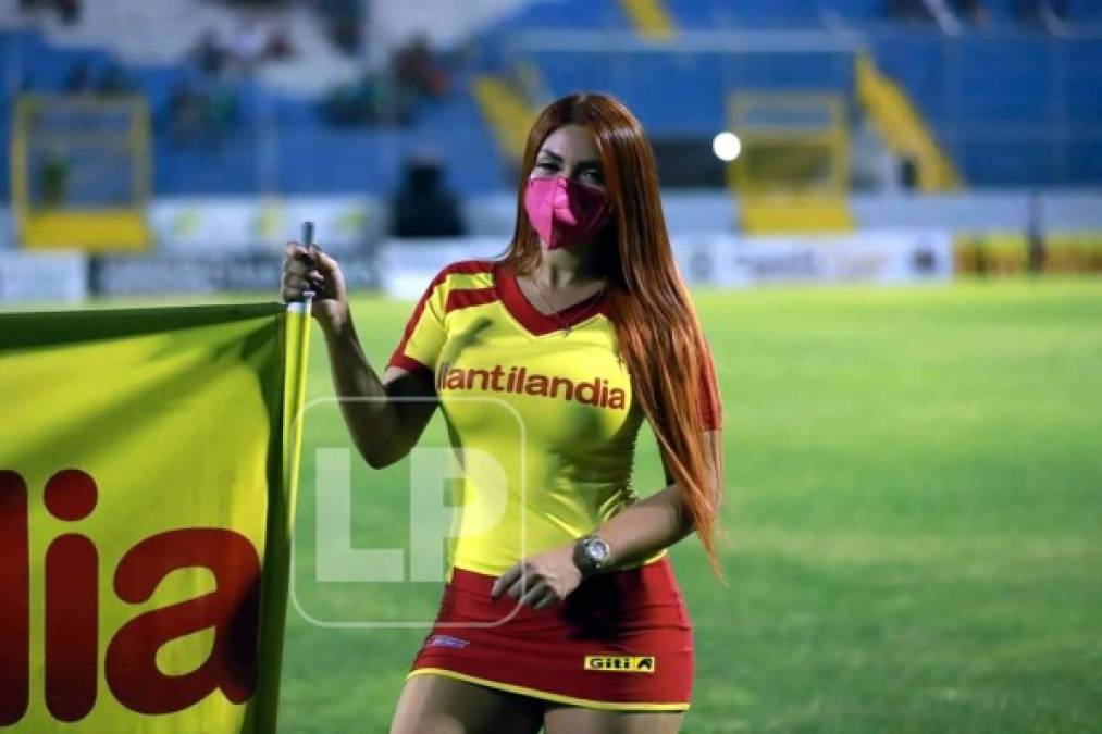 La bella edecán Ana Bautista adornó la previa del partido entre Honduras Progreso y Marathón en el estadio Morazán.