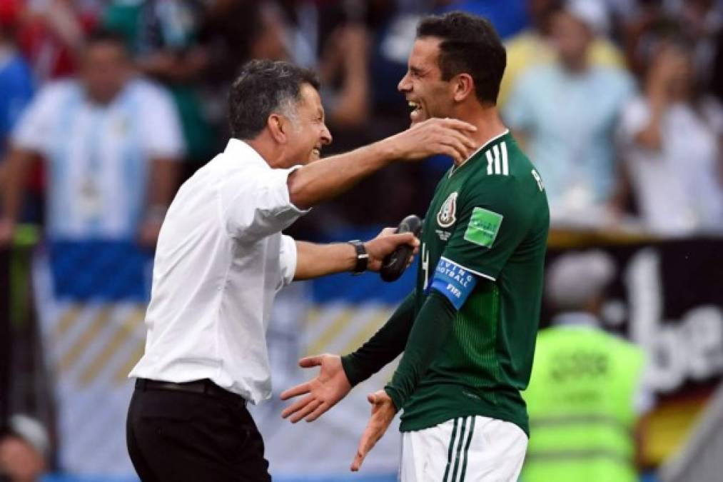 Juan Carlos Osorio se abraza celebrando con el capitán mexicano Rafa Márquez. Foto AFP