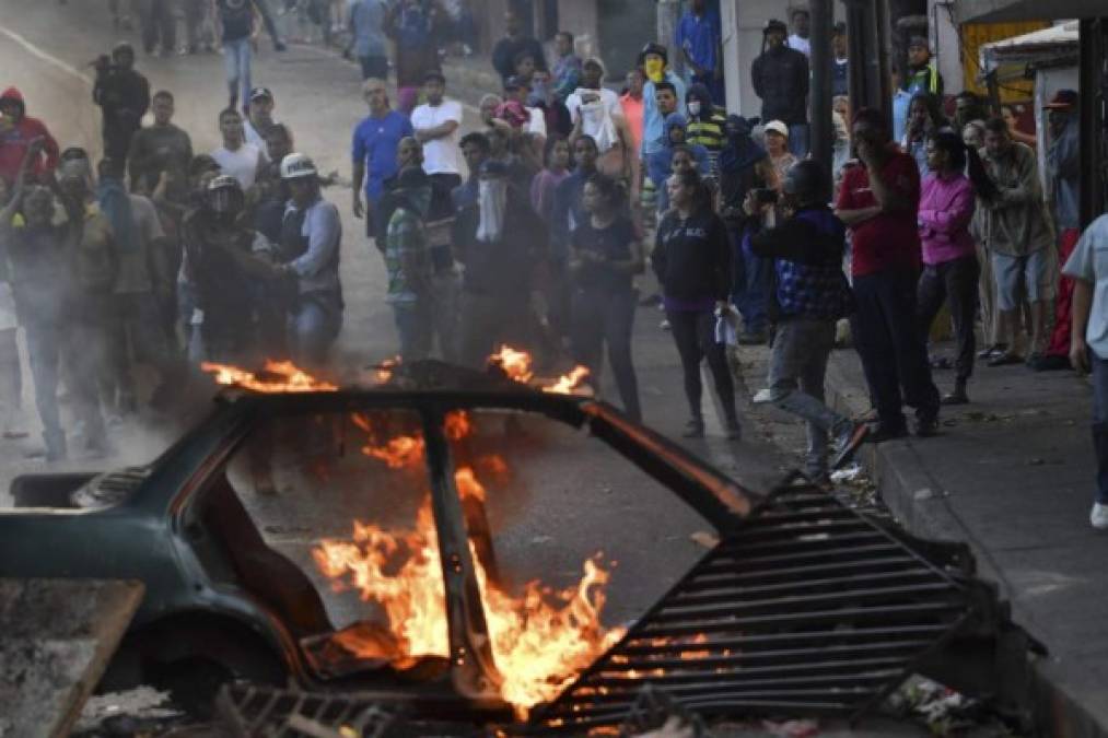 Decenas de venezolanos salieron a las calles de Cotiza para respaldar al grupo de militares que se sublevó contra el Gobierno de Nicolás Maduro en un comando ubicado en esa localidad, enfrentándose a las fuerzas de seguridad.