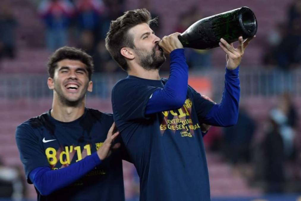 Y luego Piqué se empinó el champán. Foto AFP