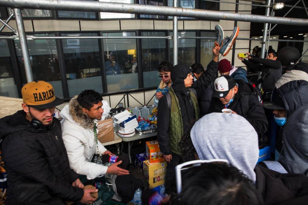 Así es el refugio en una terminal de cruceros de Brooklyn que rechazan migrantes