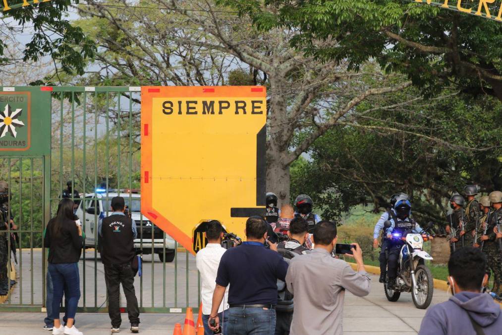 Momento de la salida de la caravana hacia la base aérea de Tegucigalpa. 