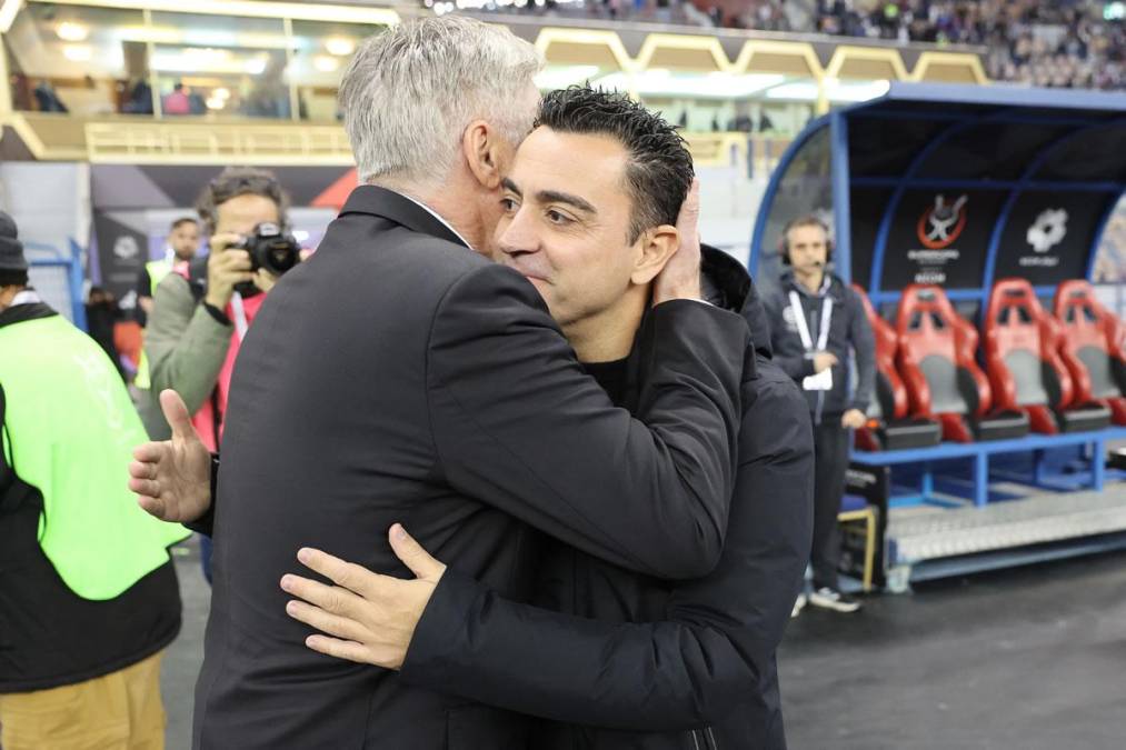 El cariñoso saludo entre Carlo Ancelotti y Xavi Hernández antes del inicio del partido.