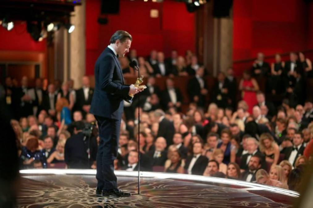 Leonardo DiCaprio por fin se llevó una estatuilla a Mejor actor gracias a 'El renacido'.