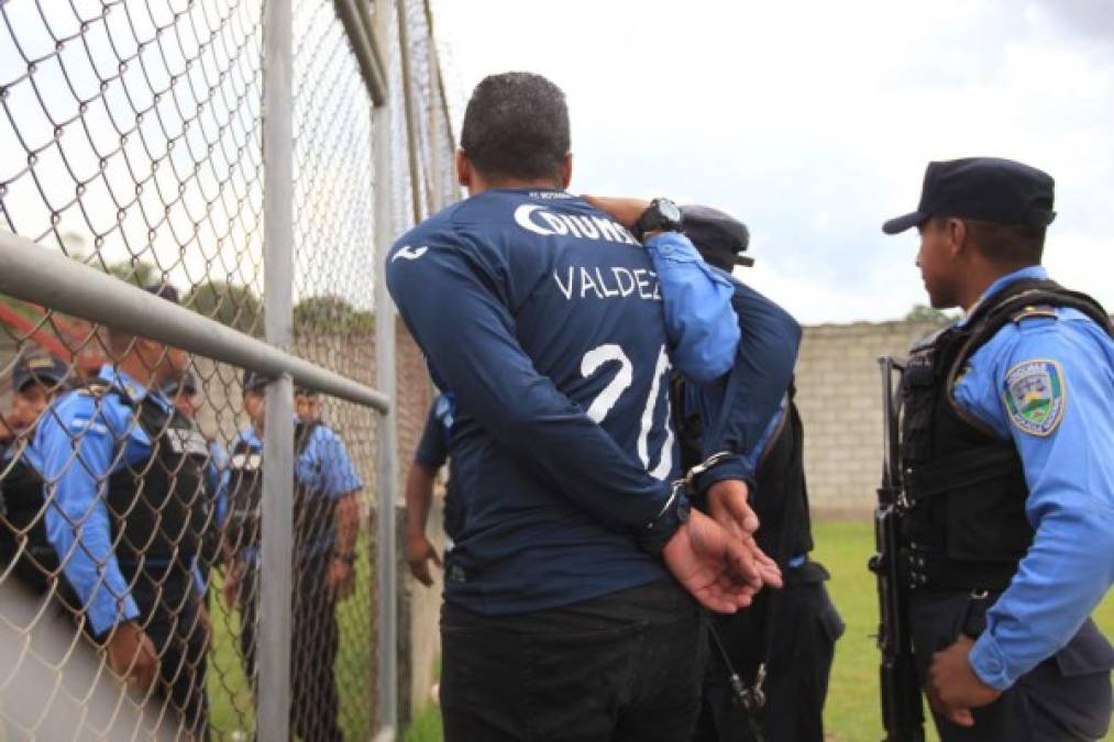 La Policía Nacional montó cuatro anillos de seguridad y tuvieron trabajo ya que detuvieron a varias personas que se encontraban en las graderías del Carlos Miranda de Comayagua.