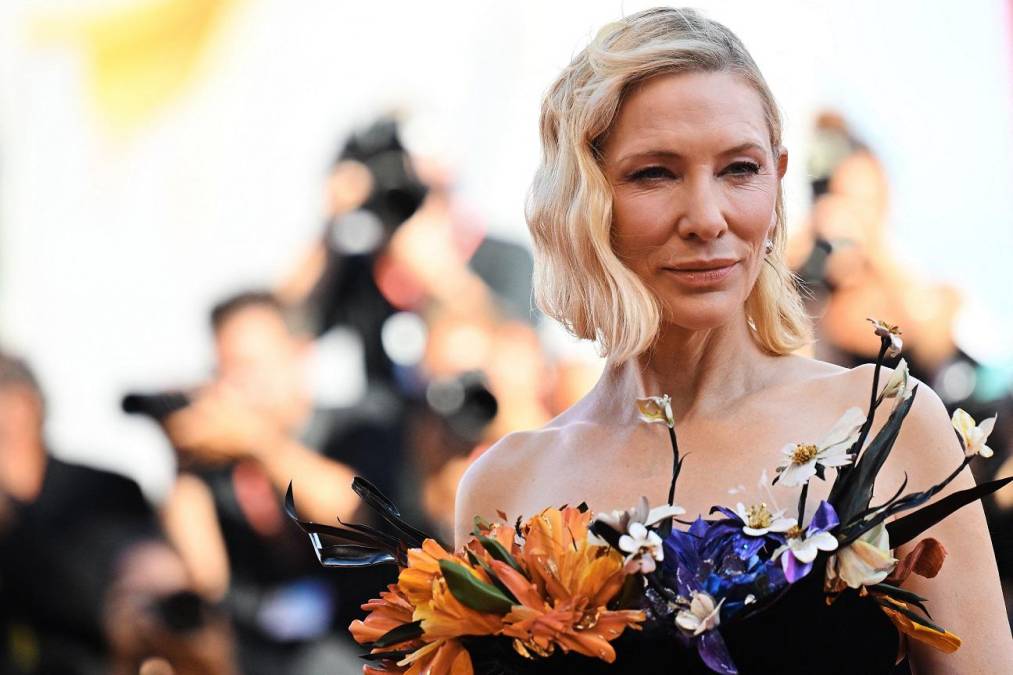 Vestida con un mono negro cuya sobriedad se rompía con un espectacular escote de flores, la actriz brilló en una alfombra roja que se desarrolló bajo el sol y un fuerte viento.